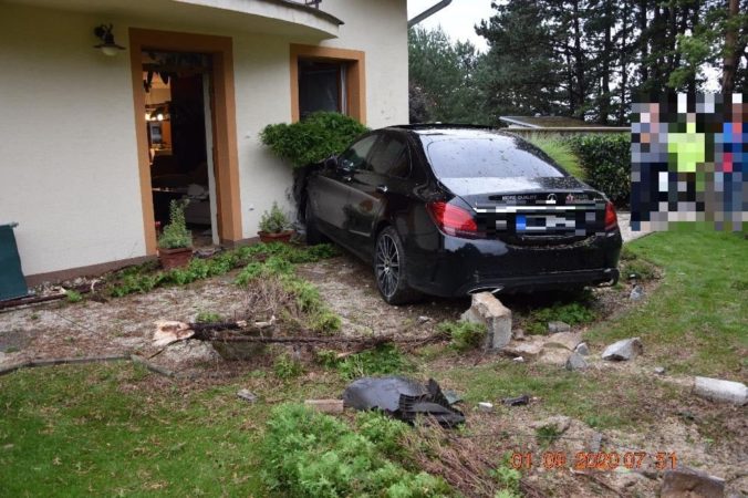 Opitý vodič nezvládol riadenie a prebúral sa až do rodinného domu, z miesta nehody ušiel (foto)