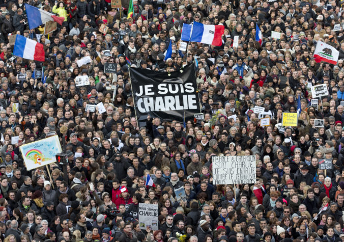 Začal sa súdny proces s komplicmi útočníkov na Charlie Hebdo, medzi obvinenými je aj jedna žena
