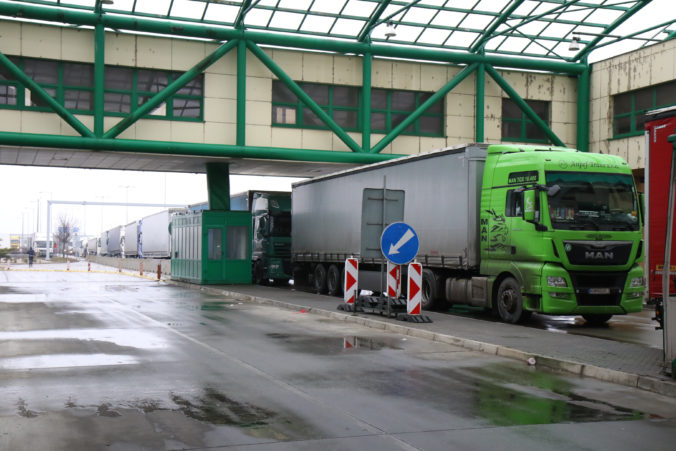 Do Maďarska sa dá vstúpiť cez sedem hraničných priechodov, pre nákladnú dopravu slúžia tri