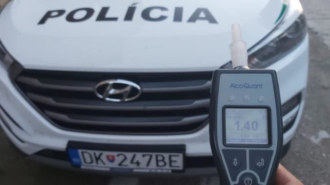 Polícia dolapila opitého motocyklistu, nafúkal takmer tri promile