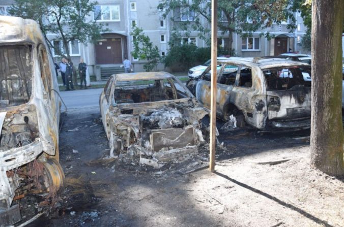 V Komárne v noci zhoreli štyri autá, presná príčina požiaru zatiaľ nie je známa (foto)