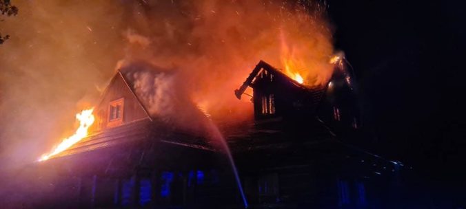 Hasiči zasahovali v obci Ždiar pri požiari drevenej chaty, predbežne je škoda vyčíslená na 200-tisíc eur (foto)