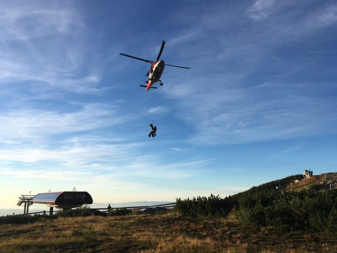 Horskí záchranári sa ponáhľali na pomoc turistke, po nehode ich však musel ratovať vrtuľník