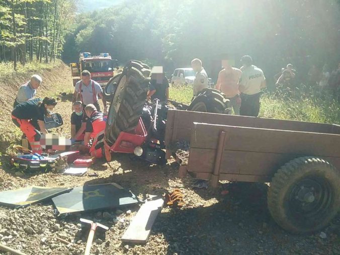 Malotraktor sa počas stúpania na lesnej ceste prevrátil, zahynula jedna osoba (foto)
