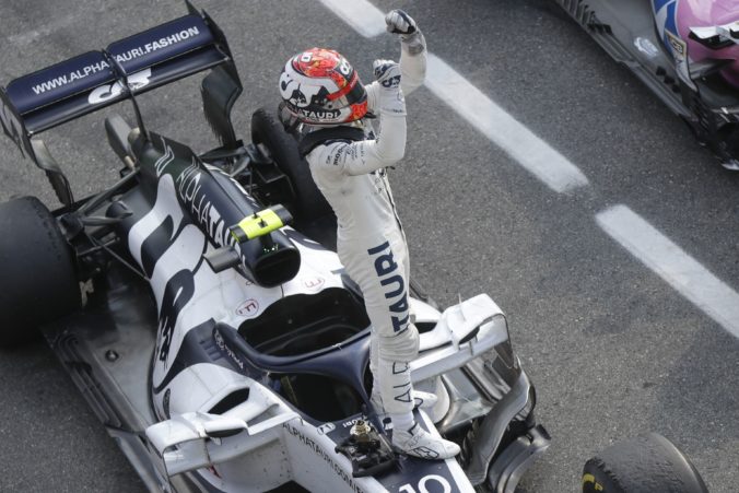 Leclerc havaroval a Hamilton „schytal“ penalizáciu, dramatická VC Talianska mala prekvapujúceho víťaza