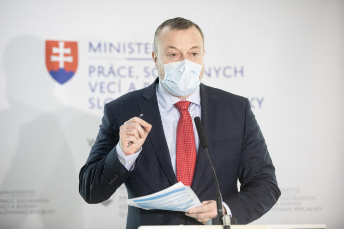 Minister práce Milan Krajniak je v karanténe, jeho podriadený má príznaky ochorenia COVID-19