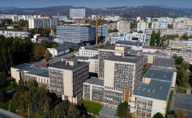 Krajský súd v Košiciach zrušil rozsudok okresného súdu v spore mesta s parkovacou spoločnosťou EEI