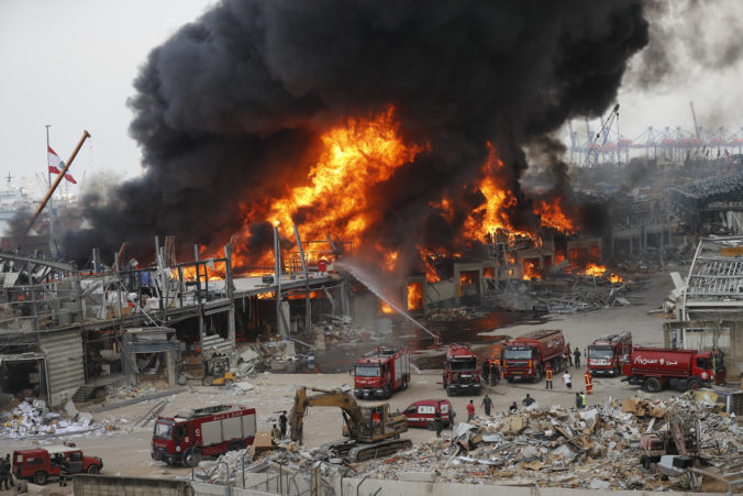 V bejrútskom prístave, kde pri nedávnej explózii zahynulo takmer 200 ľudí, vypukol rozsiahly požiar