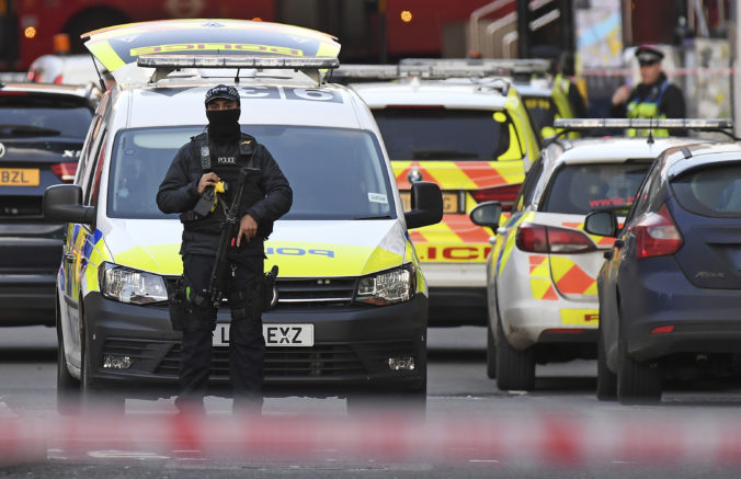 Dvadsiatnik skončil v rukách polície, na londýnsku adresu mal poslať výbušné zariadenie