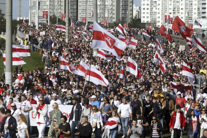 Desiatky tisíc Bielorusov pokračovali v protestoch, polícia zatkla asi 250 demonštrantov (video)