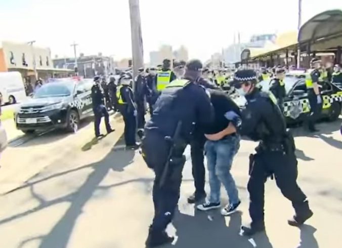 Opatrenia proti koronavírusu rozvašnili obyvateľov Melbourne, polícia zadržala 74 ľudí (video)