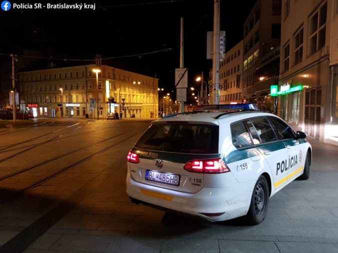 Muž a žena zaútočili v centre Bratislave na policajtov