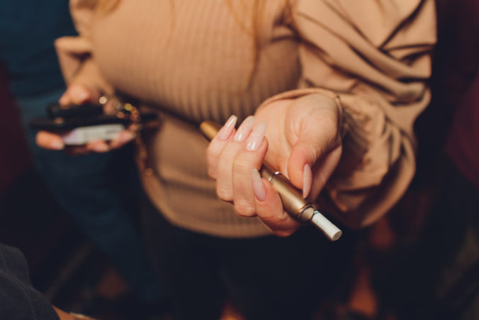 Vyššia daň na bezdymové tabakové výrobky hnevá viaceré subjekty, fajčiari sa vrátia k cigaretám