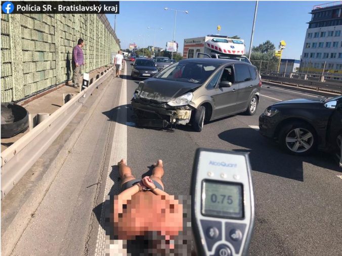 Opitý šofér viezol v aute tri malé deti, po nehode na diaľnici D1 ho museli spacifikovať policajti (foto)