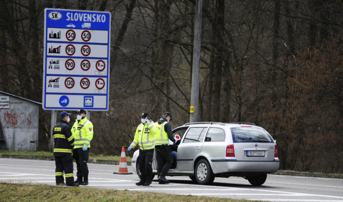 Polícia obnovuje náhodné kontroly na hraniciach s Českom, za porušenie opatrení hrozia pokuty