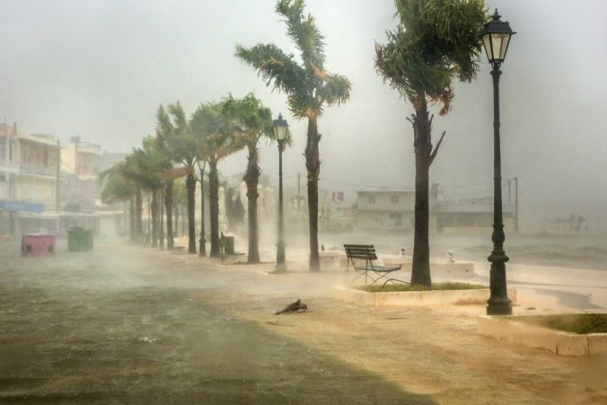 Grécke ostrovy zasiahla búrka so silou hurikánu, cesty zavalili stromy a ľudia zostali bez elektriny (foto+video)