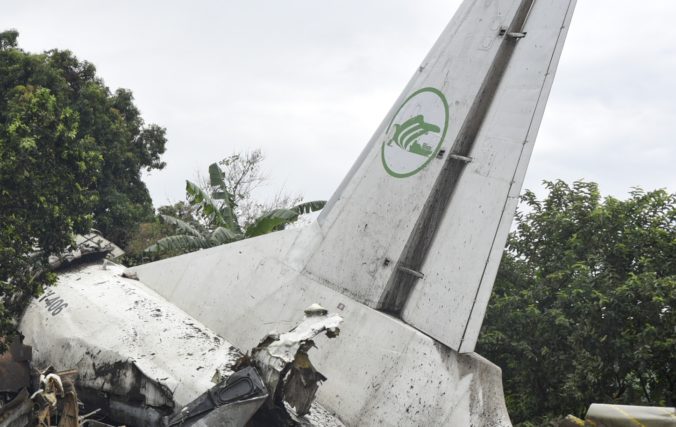 Na letisku havarovalo kenské nákladné lietadlo, malo naraziť do betónovej bariéry