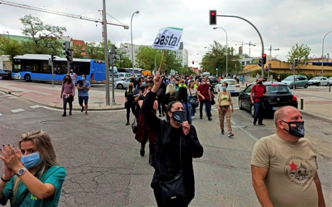 Ľudia v Madride vyšli do ulíc a žiadali odstúpenie Ayusovej pre opatrenia proti šíreniu koronavírusu
