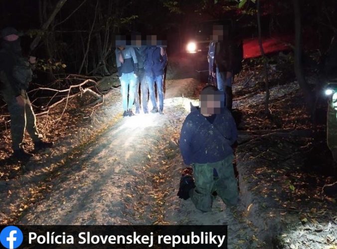 Na Slovensko sa mali dostať piati nelegálni migranti, ale polícia ich zadržala a prevádzača obvinila (foto)