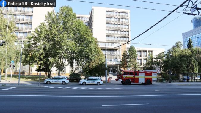 Muž nahlásil bombu na súdoch v Prešove a Košiciach, policajti ho za pár minút vypátrali (foto)
