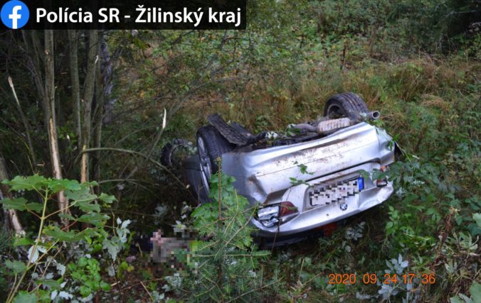 BMW spadlo na Čertovici do 30 metrov hlbokej rokliny, 20-ročný spolujazdec neprežil (foto)