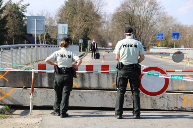 Polícia zhrnula pravidlá pri vstupe na Slovensko. Ak nemáte urobený test, karanténa vás neminie