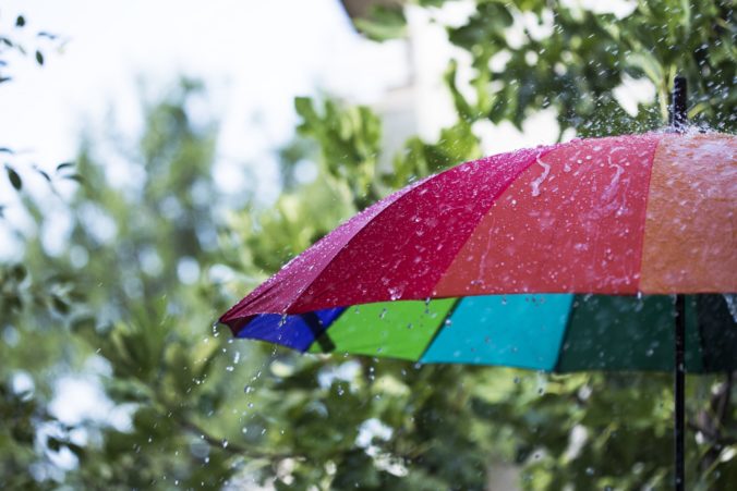 Pre 15 okresov Slovenska je vydaná výstraha druhého stupňa pred dažďom