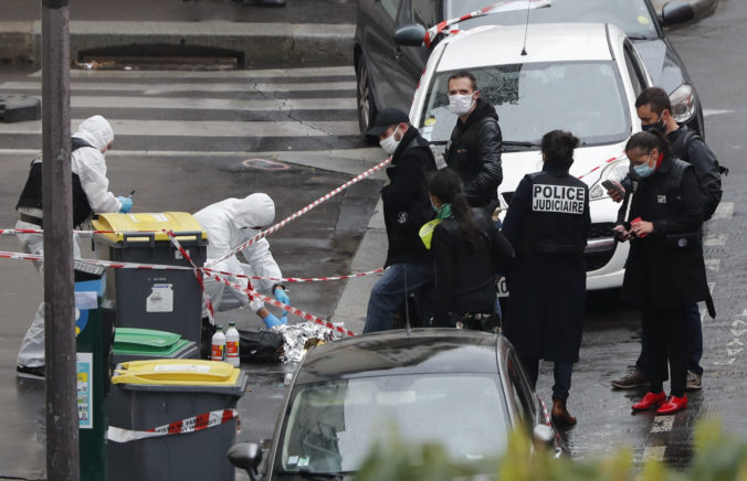 Francúzsky minister vnútra nazval útok neďaleko bývalej redakcie Charlie Hebdo aktom islamistického terorizmu