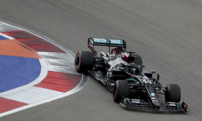 Lewis Hamilton vyhral kvalifikáciu a Veľkú cenu Ruska odštartuje z prvého miesta