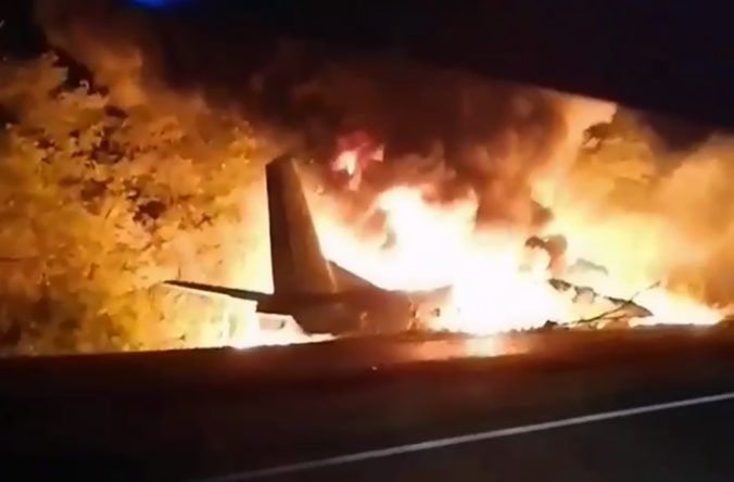 Pri Charkove sa zrútilo vojenské lietadlo, na palube boli študenti leteckej univerzity (video+foto)