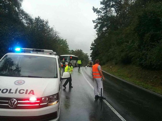 V blízkosti obce Čierne nad Topľou došlo k vážnej dopravnej nehode, zrazil sa autobus a osobné auto (foto)
