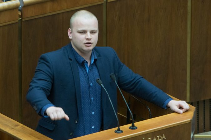 Asistent poslanca Mazureka je obvinený z extrémizmu, predával tričká s podobizňou Tisa
