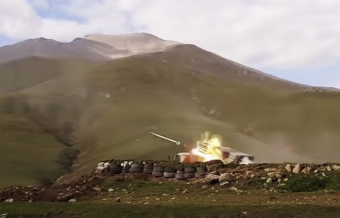 Boje o Náhorný Karabach pokračovali, Azerbajdžan ostreľoval hlavné mesto provincie