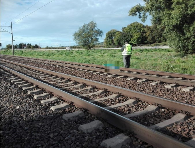 Muž neprežil zrážku s vlakom, jeho totožnosť je zatiaľ neznáma (foto)