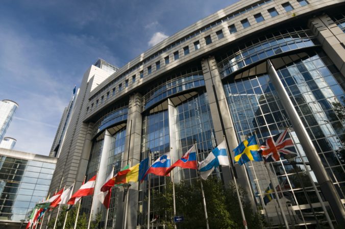 Európsky parlament po odstúpení komisár pre obchod schválil zmeny v kolégiu eurokomisárov