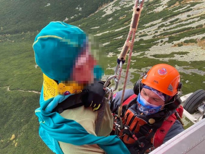 Turista prežil 40-metrový pád z hrebeňa Končistej, na pomoc mu vyrazili horskí záchranári (foto)