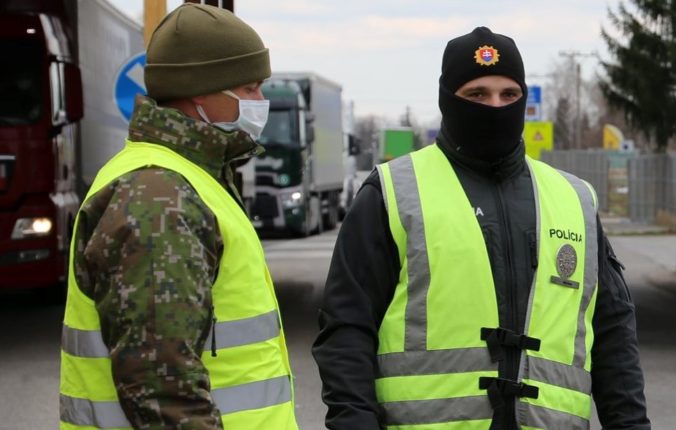 Do nemocníc aj odberových miest na COVID-19 nasadili vojakov, vykonávajú operáciu Spoločná hradba