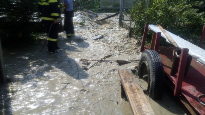 Rieka Slatina sa vyliala z koryta a ohrozuje domy, situácia sa môže ešte zhoršiť