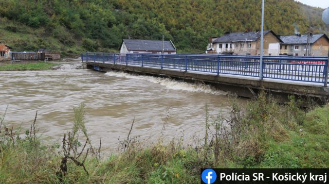 Povodne na Slovensku majú aj obeť, voda narobila problémy na viacerých miestach (video+foto)