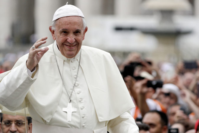 Pápež František prehovoril o registrovaných partnerstvách. Homosexuáli majú právo žiť v rodine, tvrdí