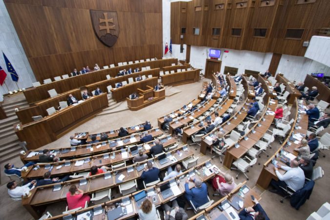 Politické strany už nebudú musieť mať osobitný účet v Štátnej pokladnici, rozhodli poslanci