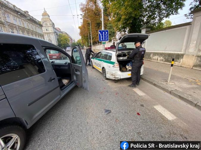 Opitý vodič nabúral do policajného auta, zastavili ho až donucovacie prostriedky (foto)