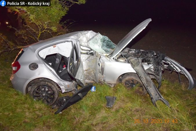 Mladík na BMW neprispôsobil rýchlosť a narazil do stromu, zraneniam podľahol v sanitke (foto)