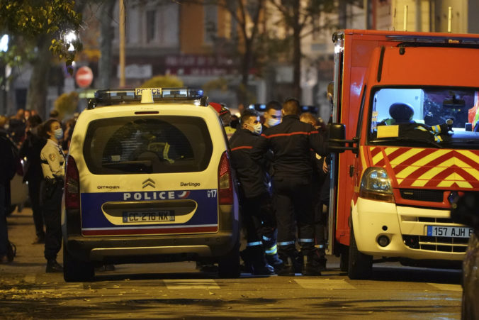 Pred kostolom v Lyone postrelili kňaza, po páchateľovi pátra polícia (video)