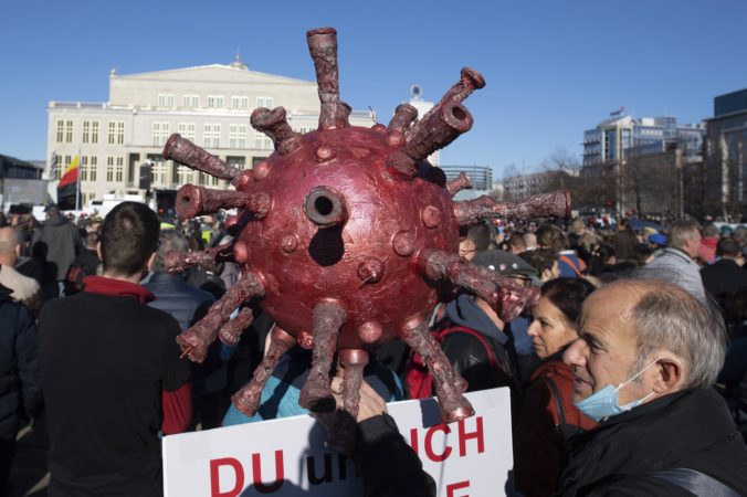 V centre Lipska demonštrujú tisícky ľudí, nesúhlasia s vládnymi obmedzeniami proti šíreniu nového koronavírusu (foto)