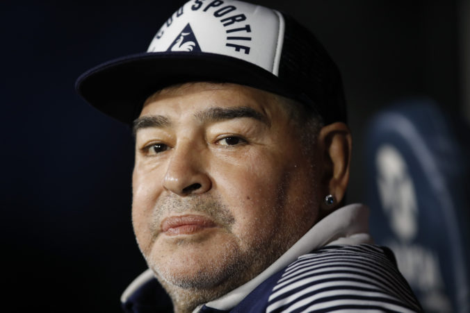 Maradona má za sebou úspešnú operáciu na mozgu, pre abstinenčné príznaky ho držia na sedatívach