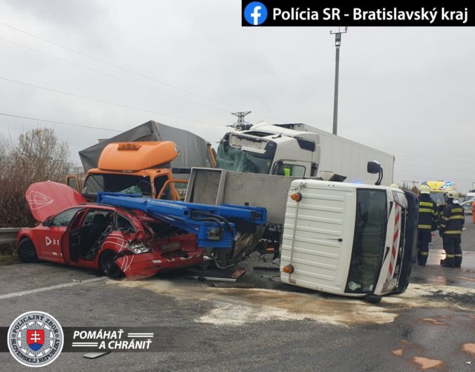 Diaľnica D2 v smere do Bratislavy je neprejazdná pre hromadnú nehodu, polícia odkláňa dopravu (foto) Diaľnica D2 v smere do Bratislavy je neprejazdná pre hromadnú nehodu, polícia odkláňa dopravu (foto)