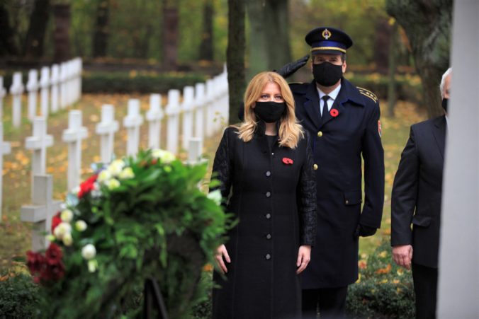 Prezidentka Čaputová si uctila Deň vojnových veteránov a na cintoríne položila veniec