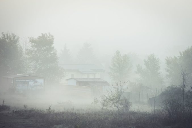 Meteorológovia varujú pred hmlou, vydali výstrahu pre viaceré okresy Slovenska