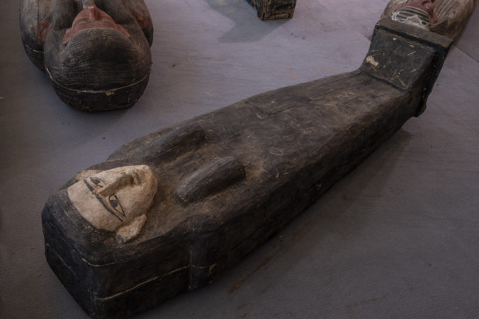 Neďaleko Káhiry objavili v starovekom pohrebisku najmenej sto ďalších sarkofágov